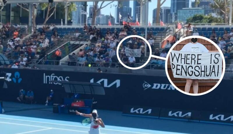 2022年1月21日，旅居澳大利亞的藝術家牛國慶與香港活動人士莫熾韜在澳網現場內外打出「彭帥在哪裡」的條幅，隨後該條幅遭保安沒收。 （柏樂志臉書圖片、牛國慶推特圖片）