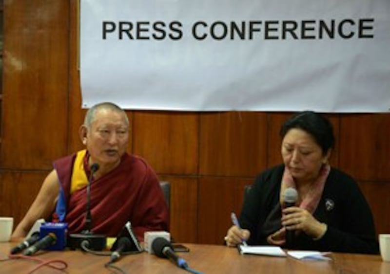 图片：格尔登仁波切和内政部长嘉日卓玛2月3日在记者会上介绍西藏局势。（记者丹珍拍摄）