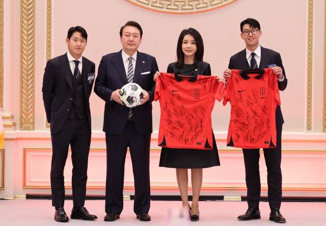 윤석열 한국 대통령과 김건희 여사가 8일 청와대 영빈관에서 열린 축구 국가대표팀 환영 만찬에서 손흥민 선수와 이강인 선수로부터 축구공과 유니폼을 선물받은 뒤 기념촬영을 하고 있다.