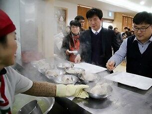 울산시 중구청 직원들이  구내식당에서 삼계탕을 점심으로 받아가고 있다.