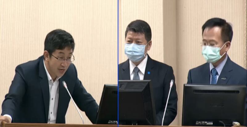民进党立委蔡适应(左)针对军购鱼叉飞弹质询台湾台湾国防部副部长张哲平(中)。(截图自立法院直播)