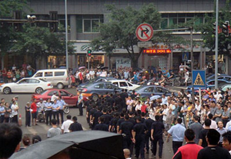 重慶永川區城管向老小販暴打執法,過千途人聲討,大批便衣警員其後趕到現場維隱。(永青橋影印店負責人提供,2012年7月16日拍攝)