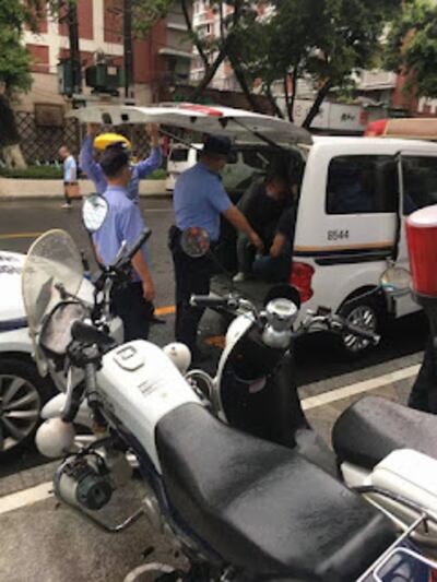 警察把信徒帶上警車。（視頻截圖）