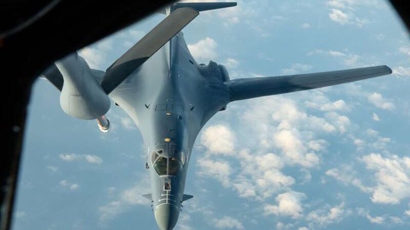 美国两架B-1B超音速轰炸机以33小时从美国本土往返南海执行任务。(截图自安德森空军基地脸书)