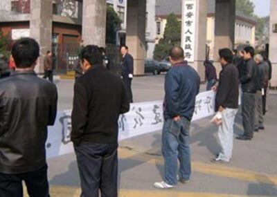 图片：四川农民工西安市政府外请愿（志愿者）