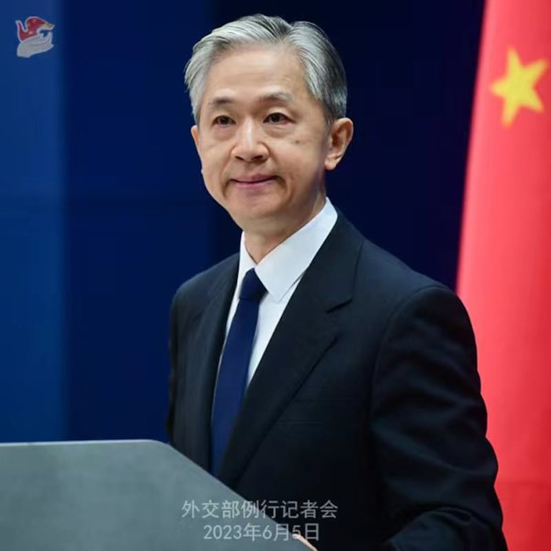 对于美、中军舰差点发生擦撞的事件,中国外交部发言人汪文斌2023年6月5日在例行记者会上表示是"美方挑衅在前",中国只是依法处置。(中国外交部官网截图)