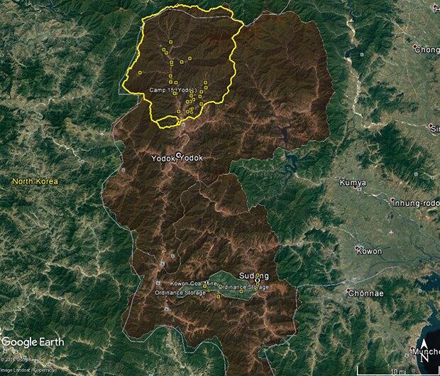 요덕 정치범 수용소(제15호 관리소-노란 경계선)에서 남쪽으로 약 30km 떨어진 수동구역 고원 탄광 인근에 새롭게 조성된 대규모 주택단지. 요덕 수용소 내 최소 30곳에서(노란점 표시) 수감시설이 해체됨과 동시에 수동구역 인근에서 약 10곳에서 아파트와 주택 등이 건설됐다. (노란점 표시)
