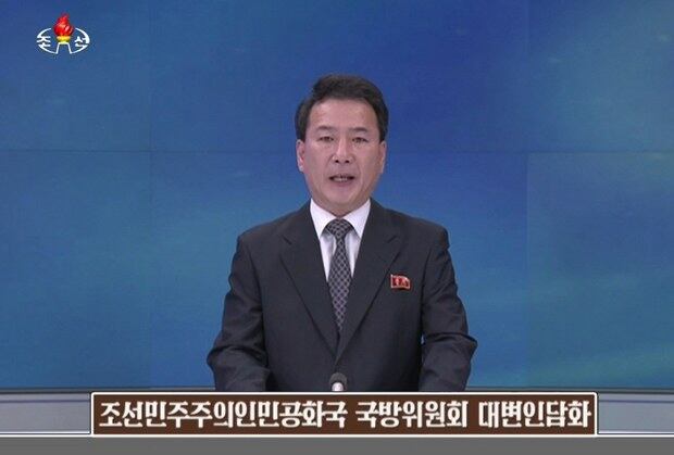 북한 국방위원회는 유엔 안전보장이사회의 대북제재 결의 2270호가 채택된 지 한 달째인 3일 대변인 담화를 냈다. 담화는 '대미 협상'을 거론해 대화 기조로 국면 전환을 노리는 게 아니냐는 분석이 나온다. 사진은 담화를 낭독하는 조선중앙TV 아나운서의 모습. 