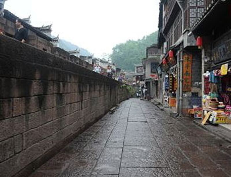 2013年5月10日，湖南省鳳凰縣鳳凰古城實施門票收費一個月，旅客人數大幅銳減，過去熱鬧擠湧的古城，現變得人流疏落。（參與抗議商戶攝） 