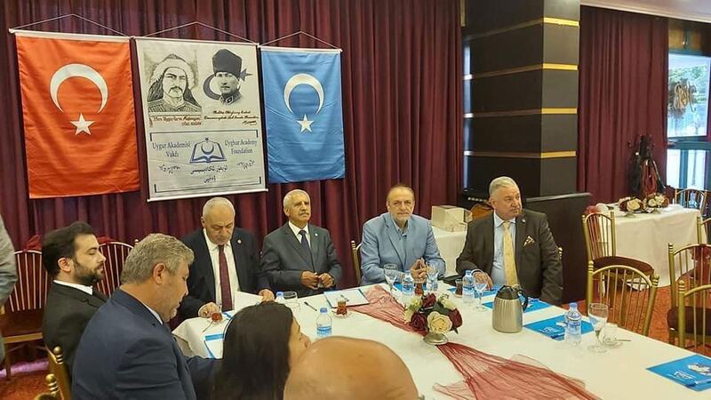 «خىتاي كومپارتىيەسى قۇرۇپ چىققان يېڭى خىتاي ئىمپېرىيەسى ۋە ئىنسانىيەت دۇچ كېلىۋاتقان خىتاي تەھدىتى» تېمىسىدا ئۆتكۈزۈلگەن مۇھاكىمە يىغىنىدا سابىق مىنىستىر ۋە پارلامېنت ئەزالىرى. 2022-يىلى 30-ئىيۇن، ئەنقەرە، تۈركىيە.