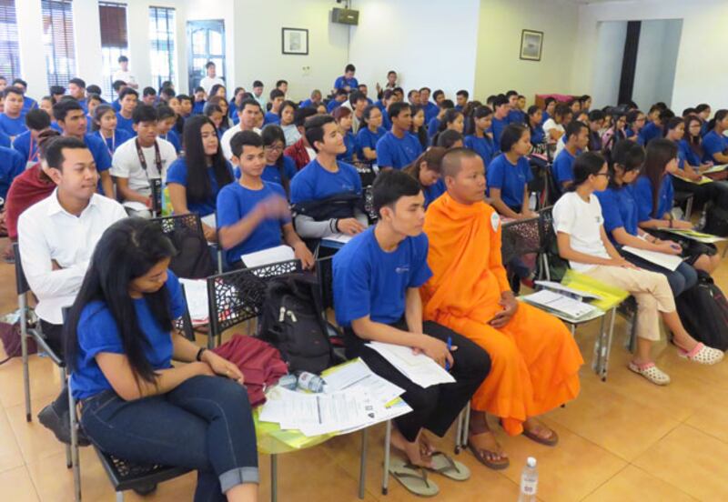 សិស្ស​និស្សិត មាតាបិតា សមាជិក​អង្គការ​សង្គម​ស៊ីវិល​ចូល​រួម​ក្នុង​វេទិកា​យុវជន​អំពី​ស្ថានភាព និង​បរិស្ថាន​តាម​​សាលារៀន​សាធារណៈ ឬ​សាលា​រដ្ឋ នៅ​ថ្ងៃ​ទី​១៩ ខែ​ធ្នូ ឆ្នាំ​២០១៥។ 
