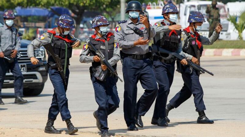 myanmar-security-forces-protest-pyinmana-naypyidaw-feb22-2021.jpg