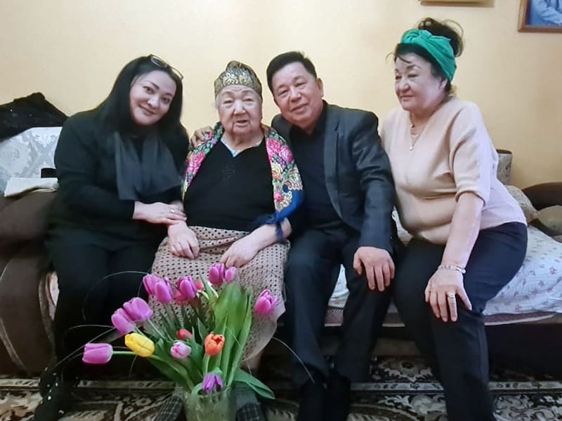 قازاقىستاننىڭ خەلق ئارتىسى، ئاتاقلىق ناخشىچى نۇربۈۋى مەمەتوۋا كەسپداشلىرى بىلەن بىللە. 2022-يىلى، ئالمۇتا