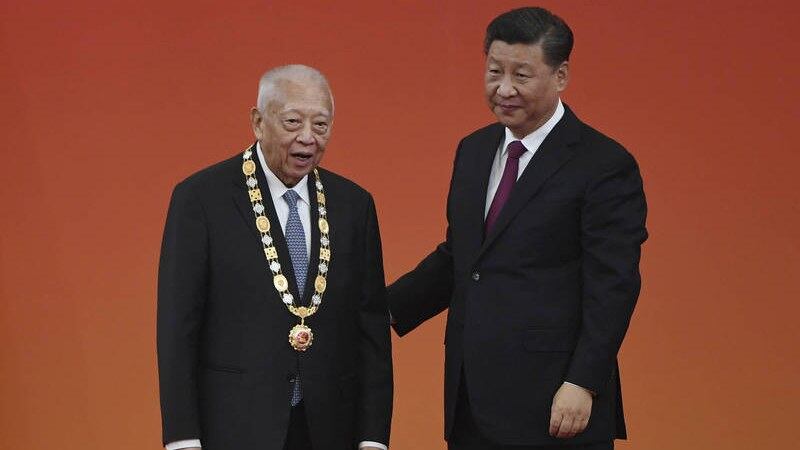 董建华与习近平（右）。（美联社）
