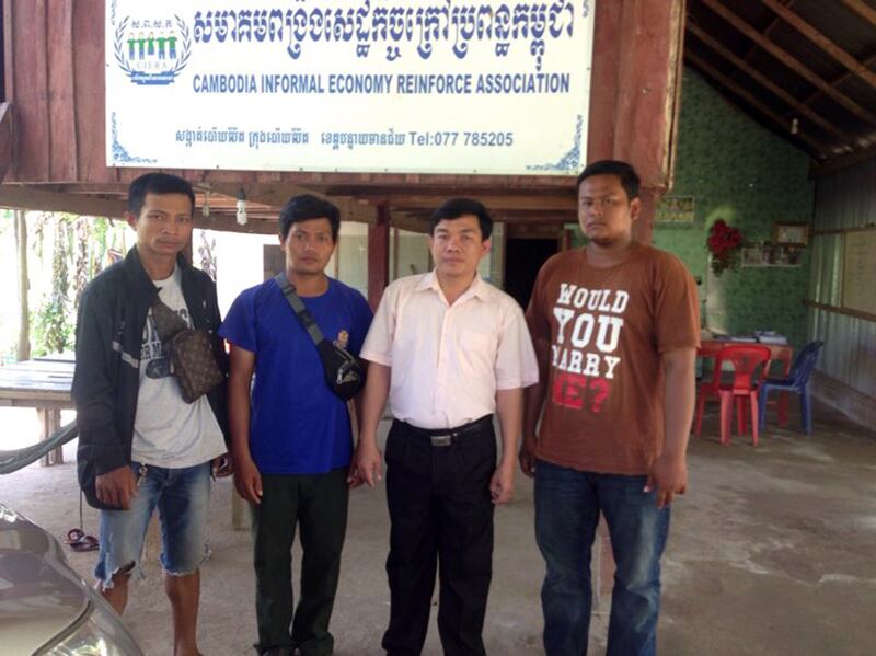 តំណាង​អ្នក​រត់​ម៉ូតូ​កង់​បី​ទៅ​រក​អន្តរាគមន៍​ពី​ប្រធាន​សមាគម​ពង្រឹង​សេដ្ឋកិច្ច​ក្រៅ​ប្រព័ន្ធ​កម្ពុជា លោក ឌិន ពុទ្ធី (ពី​ស្ដាំ​រូប​ទី​ពីរ) នៅ​ក្រុង​ប៉ោយប៉ែត ខេត្ត​បន្ទាយមានជ័យ ថ្ងៃ​ទី​១០ ខែ​សីហា ឆ្នាំ​២០១៧។ Photo Provided