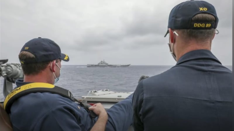 中美没有战略互信,将强化管控风险。图为4月4日美国马斯廷号导弹驱逐舰在菲律宾海监视中国辽宁舰航母。(视频截图)