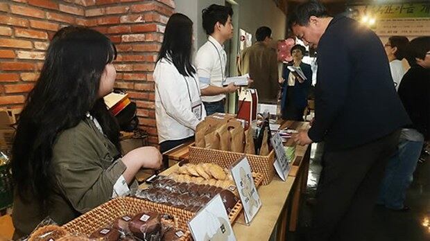 서울 노원구 공릉동 평보빌딩에서 열린 '공간 이음'개소식 모습. '공간 이음'은 새터민의 취업과 창업을 유도하고 자립의 기반을 구축하기 위한 복합커뮤니티공간이다.