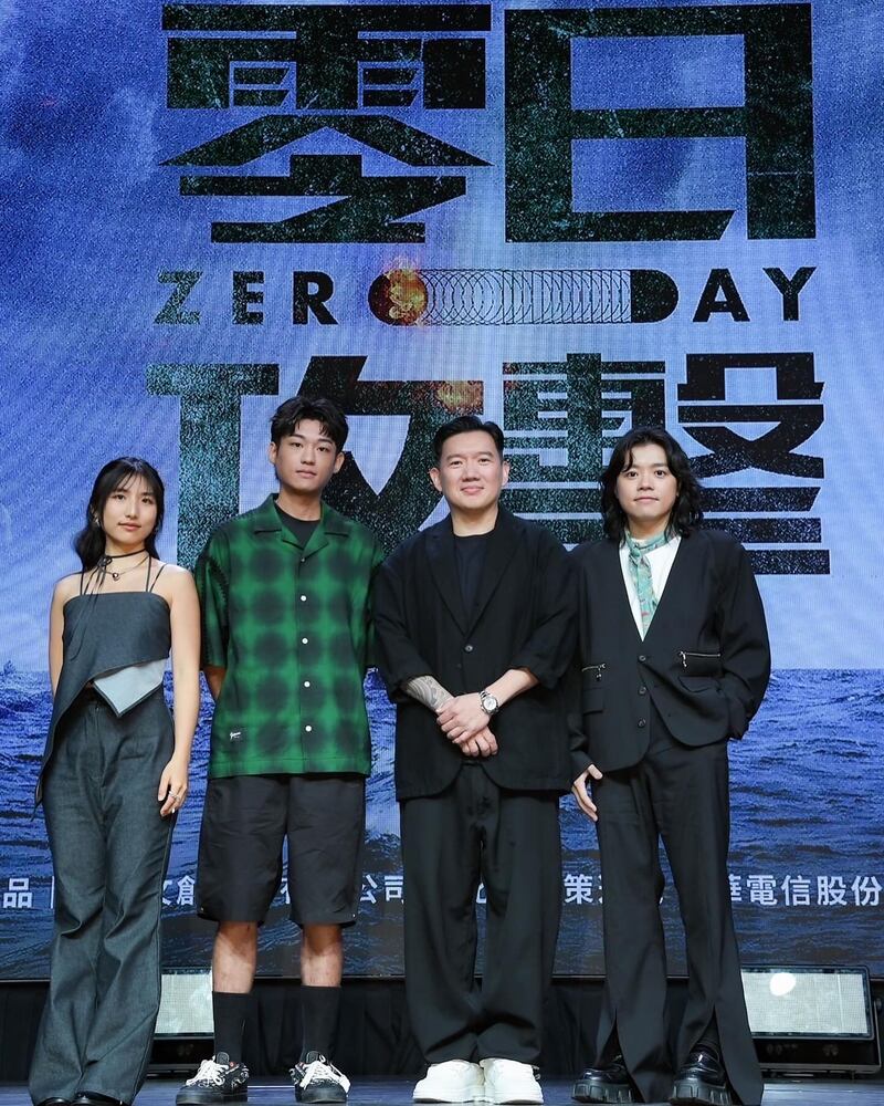 香港藝人杜汶澤(右2)飾演被中國派到台灣滲透的香港人。(台灣藝人謝章穎社媒圖片)