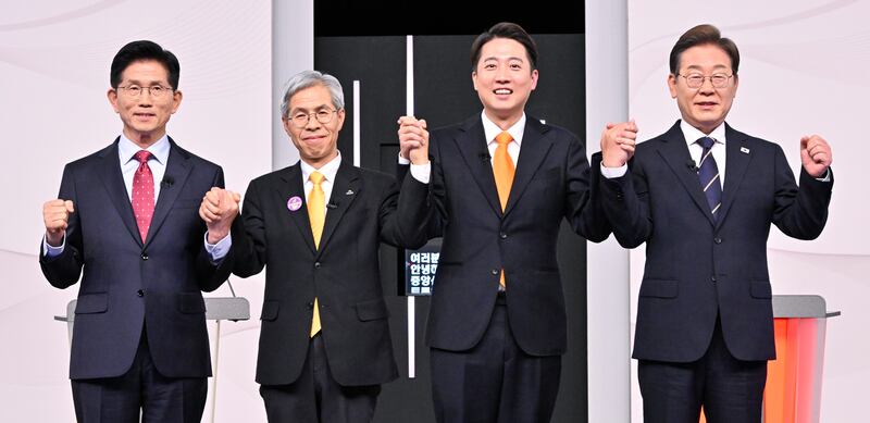 지난 18일 제21대 대통령 선거 1차 후보자 토론회에 참석한 김문수 국민의힘 후보(왼쪽부터), 권영국 민주노동당 후보, 이준석 개혁신당 후보, 이재명 더불어민주당 후보.