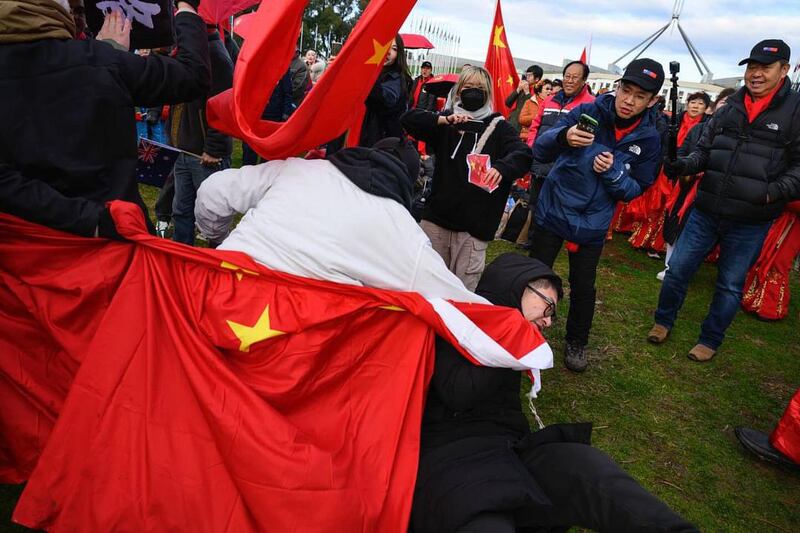 6月中國總理李強訪澳,不少中國人到現場高舉五星紅旗,並與港人發生衝突。(George Chan提供)