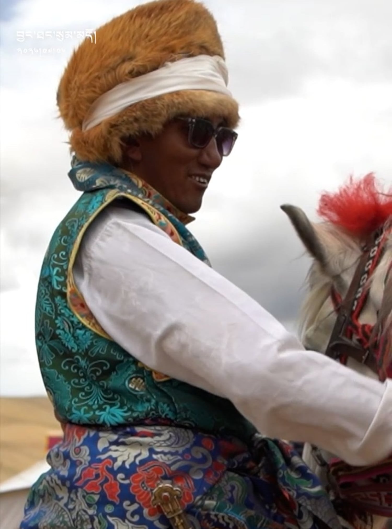 ལ་དྭགས་བྱང་ཐང་དུ་ “དཔའ་བོ་བློ་དགའ་རང་བཙན་རྗེས་དྲན་གྱི་རྟ་རྒྱུག་”ཅེས་གོ་སྒྲིག་གནང་པ།