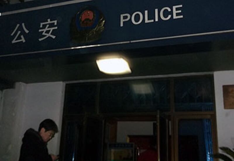 江蘇一批維權人士、網友等原相約在1月12日飯聚，組織者顧義民當日被帶到常熟市大義派出所問話。（潘露提供）