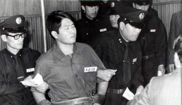 육영수 여사 저격, 시해 사건 - 법정에 들어서는 범인 문세광.