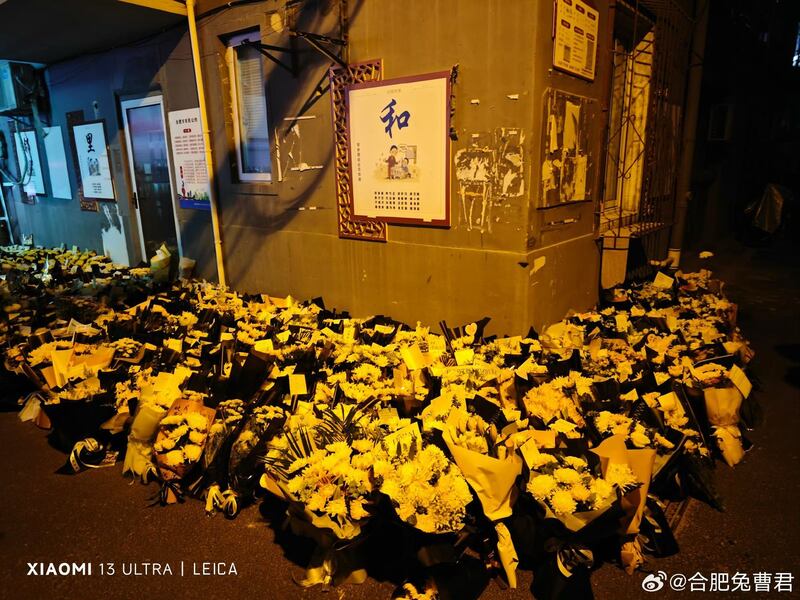 李克強合肥故居，大批民眾到場獻花。（網民提供）