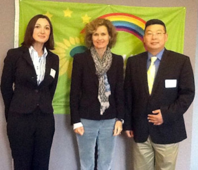 楊建利（右一）與歐洲議會文化及教育委員會副主席Helga Trupel（中）會面﹐要求歐洲議會儘快通過有關香港的緊急議案。（照片由公民力量提供） 
