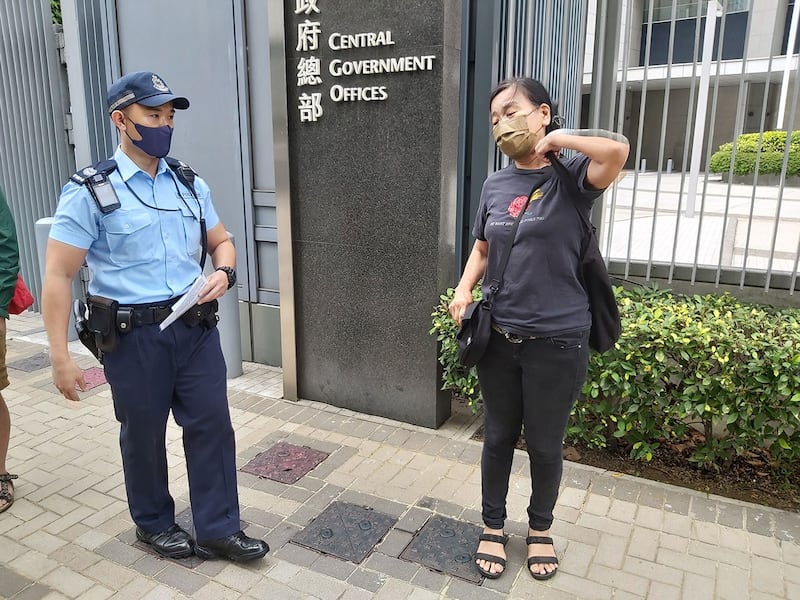 2023年5月1日,请愿前,有警员提醒陈宝莹要确保请愿符合港版国安法,并提醒禁蒙面法仍然生效。 (高峰摄)