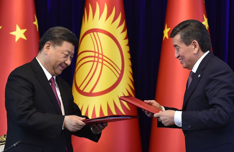 2019年6月13日，中国国家主席习近平同吉尔吉斯总统热恩别科夫举行的“吉中商务论坛”过程中，中吉双方签署了24个合作协议，总金额达到了70亿美元。（法新社） 