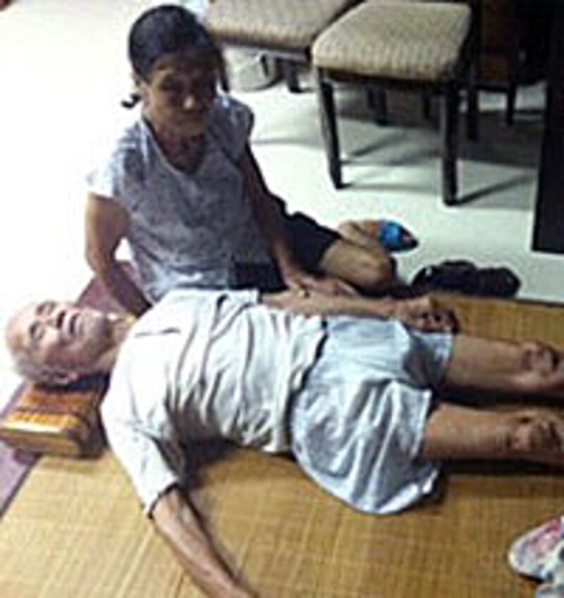 三名兒子被抓捕後，年老雙親每晚在村委會門外通宵抗議。 (相片由村民吳先生提供)