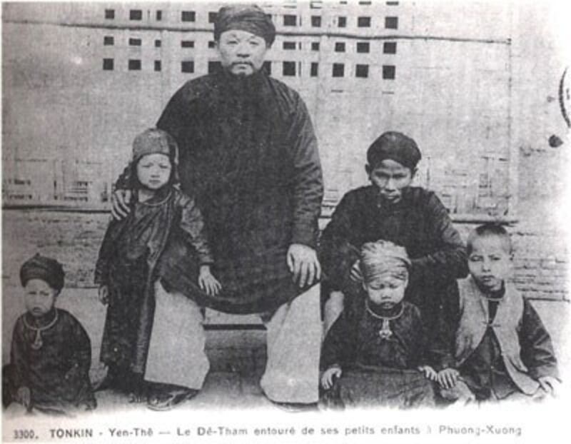 Nhà cách mạng Hoàng Hoa Thám, tức cụ Đề Thám, chụp ảnh bên các cháu của ông. Courtesy wikipedia.