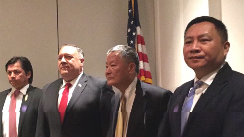 蓬佩奧閉門會見中國異見人士王丹（右一）、魏京生（右二）等半小時。（黄慈萍 提供）