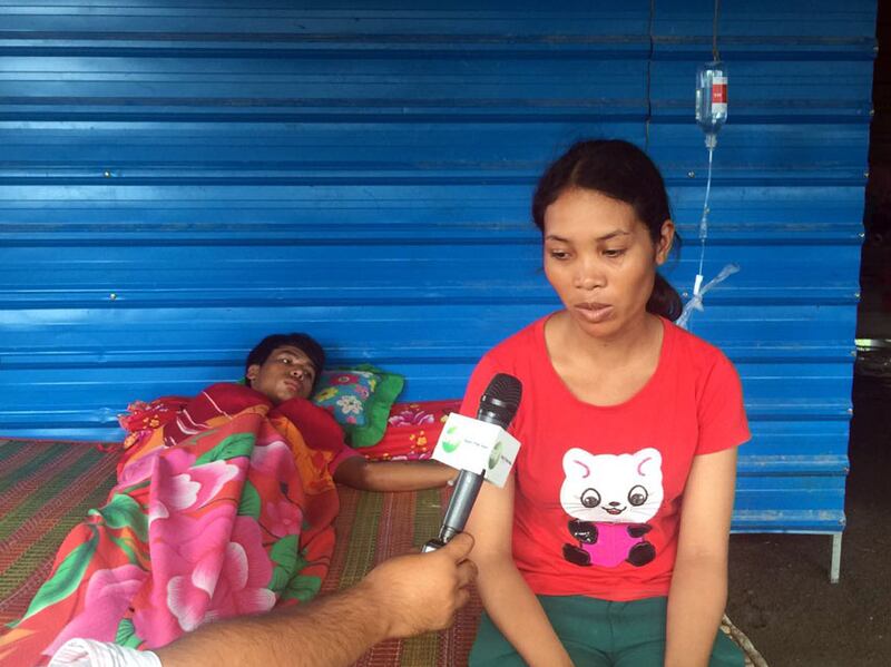 ភរិយា​ជនរងគ្រោះ​ដែល​ស្លាប់ អ្នកស្រី ឃួន ស្រីមុំ (ស្ដាំ) និង​ជន​ដែល​រង​ការ​វាយ​ដំ ឈ្មោះ ទិត លាភ ពេល​ផ្ដល់​បទសម្ភាសន៍​ដល់​អាស៊ីសេរី នៅ​ស្រុក​សំរោងទង ខេត្ត​កំពង់ស្ពឺ នៅ​ថ្ងៃ​ទី​២៦ តុលា ឆ្នាំ​២០១៦។ RFA/Ou Banung