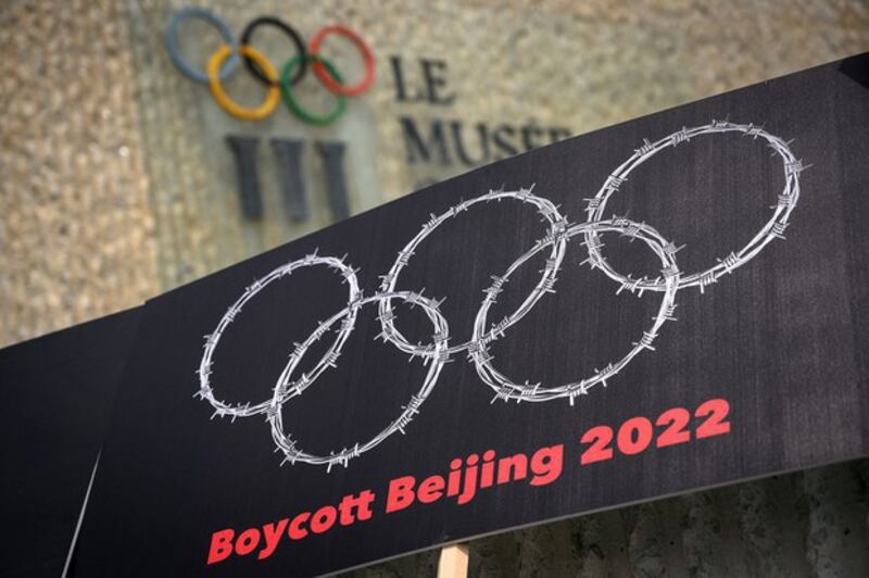 活动人士在法国巴黎的奥林匹克博物馆外手举扺制2022北京冬奥的标语（法新社图片）