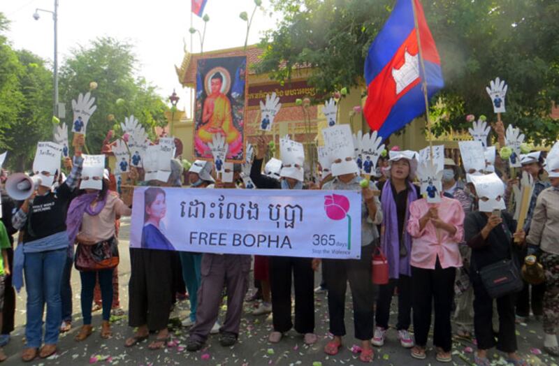 អ្នក​ភូមិ​បឹងកក់​និង​បុរីកីឡា តវ៉ា​នៅ​មុខ​តុលាការ​កំពូល​ឲ្យ​ពន្លឿន​បើក​សវនាការ​លើ​សំណុំ​រឿង​លោកស្រី យ៉ោម បុប្ឆា កាល​ពី​ព្រឹក​ថ្ងៃ​៤ វិច្ឆិកា ឆ្នាំ​២០១៣។