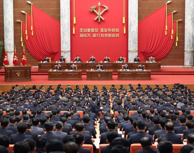 북한 김정은 국무위원장이 지난달 23일부터 27일까지 노동당 중앙위위원회 제8기 제11차 전원회의를 주재하고 내각총리를 박태성으로 임명하는 등 중요간부들을 교체했다고 조선중앙통신이 지난달 29일 보도했다