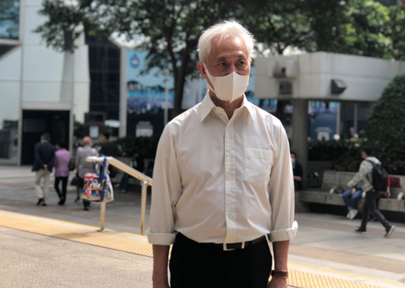 梁耀忠步行至法院,穿上沒有鞋帶的皮鞋出庭。(文海欣 攝)