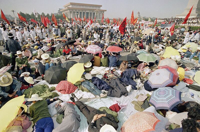 1989年5月16日，广场上的绝食学生和支持者。（美联社）
