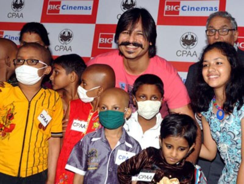 Diễn viên Bollywood Ấn Độ Vivek Oberoi kỷ niệm sinh nhật của mình với trẻ em ung thư tại Mumbai hôm 13/9/2014. RFA photo
