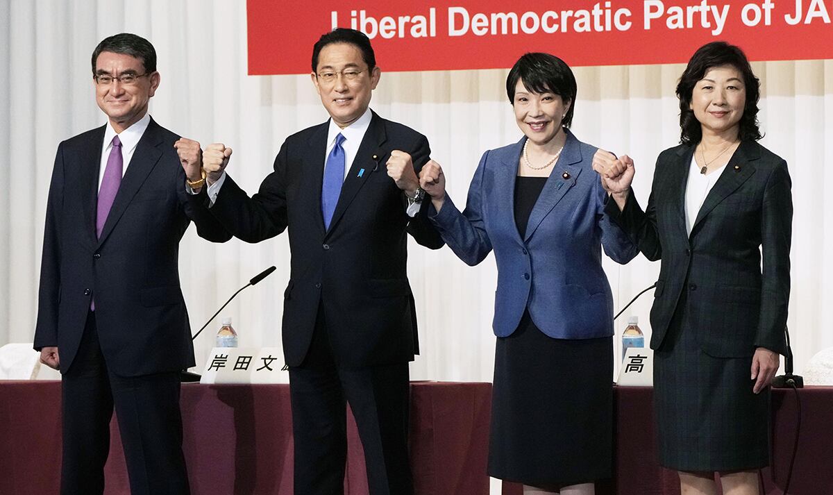 17일 도쿄 자민당 본부에서 열린 당 총재 선거 후보 공동 기자회견에서 4명의 후보가 나란히 서서 주먹을 불끈 쥐고 있다. 왼쪽부터 고노 다로, 기시다 후미오, 다카이치 사나에, 노다 세이코.