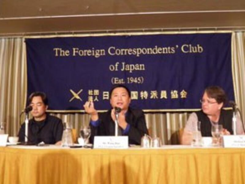 图片：王丹4号下午与在日的部份华文媒体特派员进行了座谈, 王丹表示,“天安门的孩子要回家,回国权本来就是做为公民该有的权利，否则是反人权。我始终期待政府会允许我们回去。” （南洲摄）