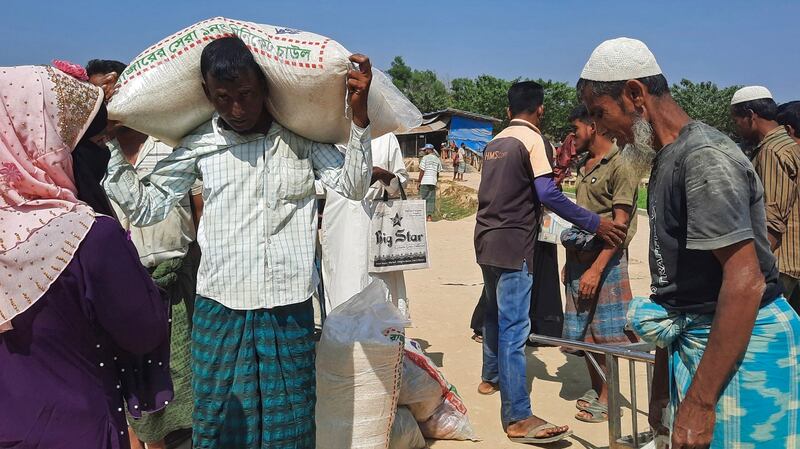 ၂ဝ၂၃ ခုနှစ် မတ်လ ၂ ရက်နေ့က ဘင်္ဂလားဒေ့ရှ်နိုင်ငံ ကုတုပါလောင်ဒုက္ခသည်စခန်းတွင် ကူညီထောက်ပံ့ရေးပစ္စည်းများအား သယ်ယူလာသည့် ရိုဟင်ဂျာတချို့အားတွေ့ရစဉ်။ (Photo: AFP)
