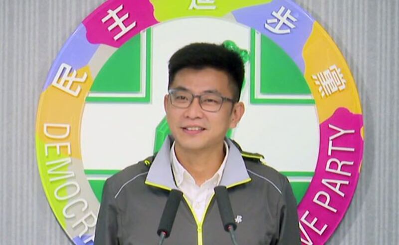 民进党发言人周江杰转述蔡英文对美选专题报告裁示。(截图自民进党发言人脸书)