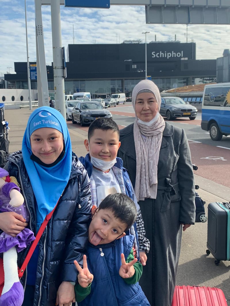 ئۆمەر بېكئالى 3 يىلدىن بۇيان ئائىلىسى بىلەن تەكرار-تەكرار ئايرىلىشقا مەجبۇر بولغان، گوللاندىيە ھۆكۈمىتىنىڭ ياردىمى بىلەن ئۇ خوتۇن-بالىلىرىنى ئۆزى تۈركىيەگە بېرىپ گوللاندىيەگە ئەكەۋالغان. 2021-يىلى 24-فەۋرال، گوللاندىيە.
