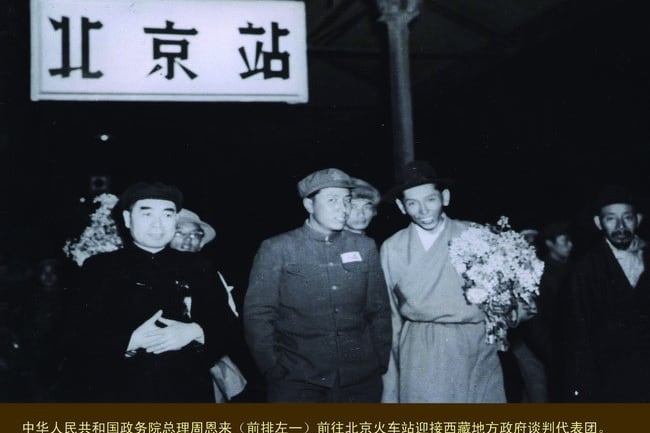 周恩来左边是穿军装的平措汪杰与持花的阿沛·阿旺晋美。