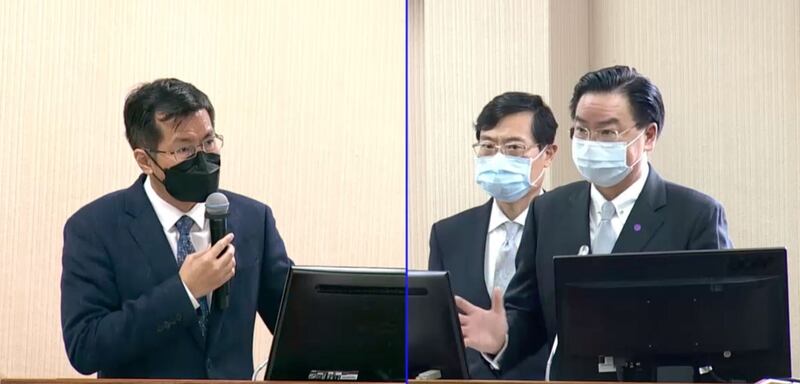 针对台湾是否会被纳入印太经济架构，民进党立委罗致政(左)质询台湾外交部长吴钊燮。(立法院直播截图)