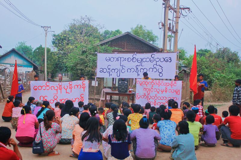 ဆားလင်းကြီးမြို့နယ်တွင် တော်လှန်ပုန်ကန်ဒေါင်းတို့အားမာန် သပိတ်စစ်ကြောင်းနှင့် ယင်းမာပင် ဆားလင်းကြီး ရွာပေါင်းစုံသပိတ်ကော်မတီတို့ ပူးပေါင်းကာ "မတရား စစ်မှုထမ်း ဥပဒေ ဆန့်ကျင်ကန့်ကွက်ပွဲ" ကို ၂၀၂၄ ခုနှစ် မတ်လ ၁၇ ရက်နေ့က ပြုလုပ်ခဲ့စဉ်။ (ဓာတ်ပုံ - ယင်းမာပင် ဆားလင်းကြီး ရွာပေါင်းစုံသပိတ် ဦးဆောင်ကော်မတီ)