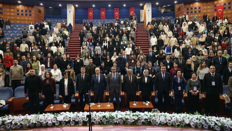 «خەلقئارالىق تۈركىي تىللار دىۋانى ۋە تۈرك دۇنياسى» ماۋزۇلۇق ئىلمىي مۇھاكىمە يىغىنىنىڭ كۆرۈنۈشى. 2024-يىلى 4-دېكابىر، دەنىزلى، تۈركىيە
